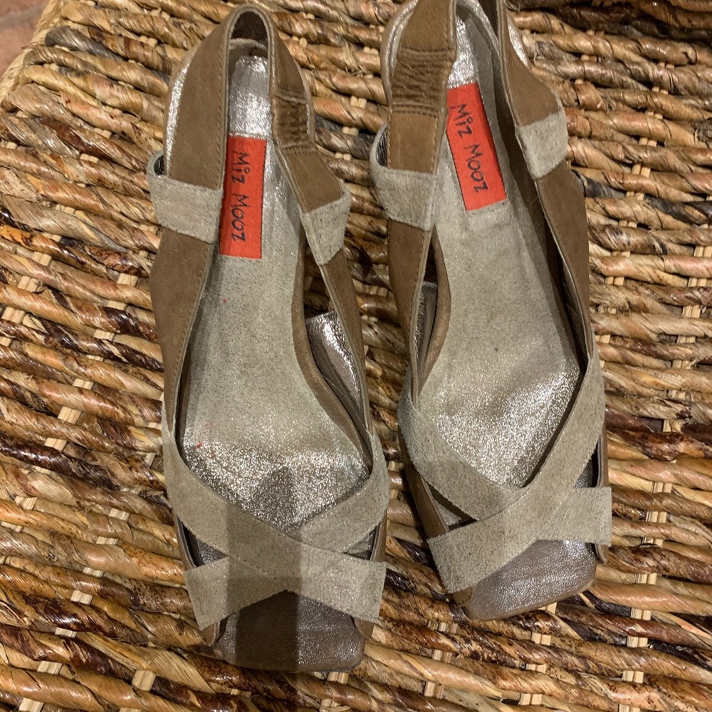 Mix Mooz tan and gold wedge sandals, size 6